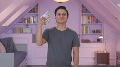 Hombre-Indio-Feliz-Usando-Dinero-Como-Ventilador