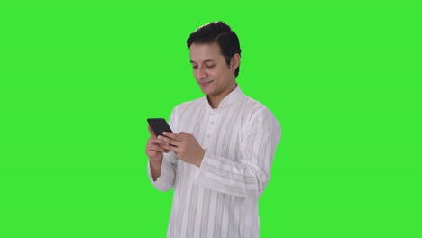 Glücklicher-Indischer-Mann,-Der-Mit-Jemandem-Auf-Dem-Grünen-Chat-Bildschirm-Spricht