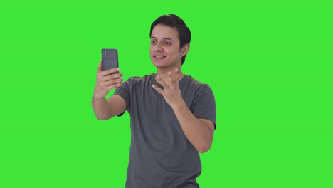 Glücklicher-Indischer-Mann,-Der-über-Einen-Videoanruf-Auf-Grünem-Bildschirm-Spricht