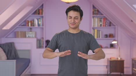 Hombre-Indio-Feliz-Relajándose-Y-Haciendo-Yoga