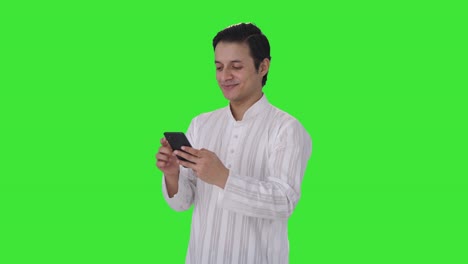 Glücklicher-Indischer-Mann,-Der-Mit-Jemandem-Auf-Grünem-Bildschirm-Chattet