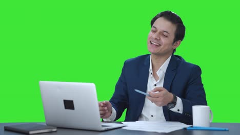 Glücklicher-Indischer-Manager,-Der-über-Einen-Videoanruf-Mit-Grünem-Bildschirm-Spricht