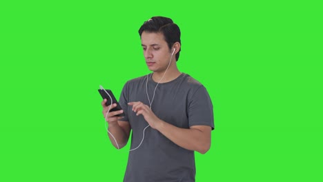 Indischer-Mann-Hört-Musik-über-Kopfhörer,-Grüner-Bildschirm
