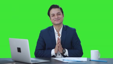 Fröhlicher-Indischer-Geschäftsmann,-Der-Namaste-Macht-Und-Grünen-Bildschirm-Grüßt