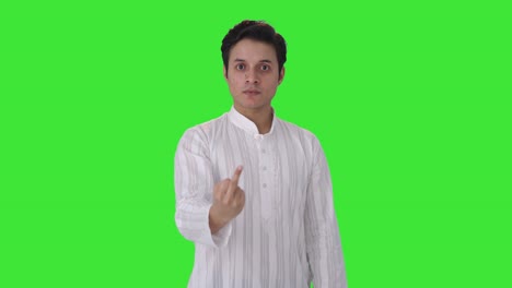 Hombre-Indio-Enojado-Mostrando-La-Pantalla-Verde-Del-Dedo-Medio