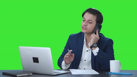 Indischer-Manager-Spricht-Auf-Grünem-Bildschirm-Am-Telefon