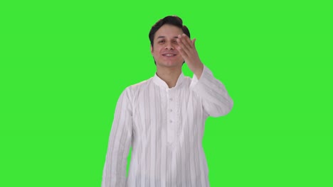 Fröhlicher-Indischer-Mann,-Der-Fliegende-Küsse-Auf-Grünem-Bildschirm-Gibt