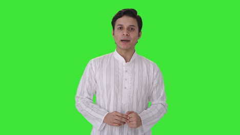 Fröhlicher-Und-Aufgeregter-Indischer-Mann,-Der-Mit-Jemandem-Auf-Grünem-Bildschirm-Spricht
