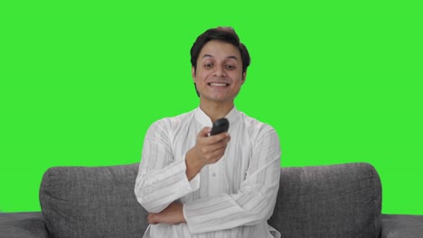 Indischer-Mann-Lacht,-Während-Er-Fernsieht,-Grünen-Bildschirm