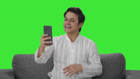 Feliz-Hombre-Indio-Hablando-En-Videollamada-Pantalla-Verde