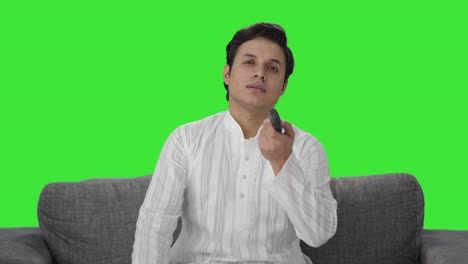 Schläfriger-Indischer-Mann,-Der-Fernsieht,-Grüner-Bildschirm
