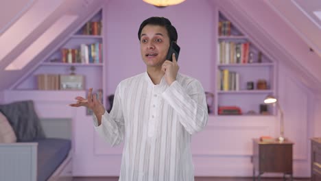 Hombre-Indio-Feliz-Hablando-Por-Teléfono-Móvil