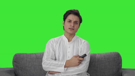 Frustrierter-Indischer-Mann,-Der-Fernsieht,-Grünen-Bildschirm