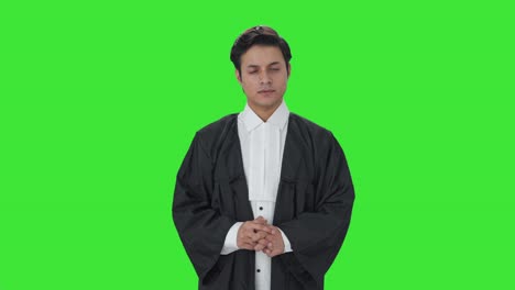 Indischer-Anwalt-Blickt-Auf-Den-Grünen-Bildschirm-Der-Kamera