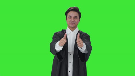Fröhlicher-Indischer-Anwalt-Zeigt-Daumen-Nach-Oben-Auf-Grünem-Bildschirm