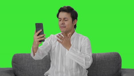 Hombre-Indio-Enojado-Hablando-En-Videollamada-Pantalla-Verde