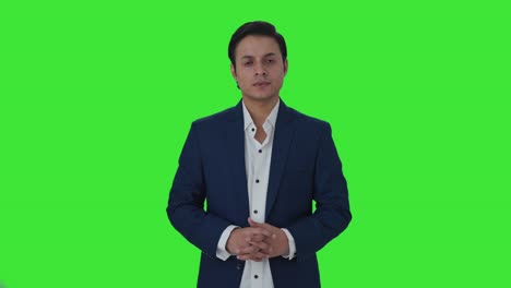 Periodista-Indio-Mirando-A-La-Cámara-Pantalla-Verde