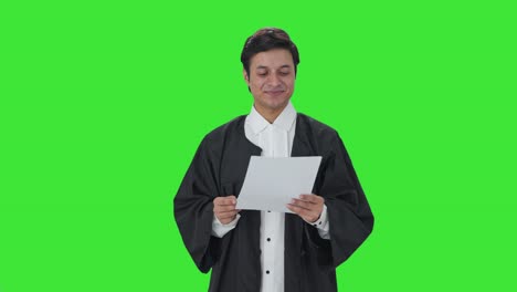 Glücklicher-Indischer-Anwalt,-Der-Verträge-Auf-Grünem-Bildschirm-Liest