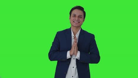 Glücklicher-Indischer-Journalist,-Der-Namaste-Green-Screen-Macht