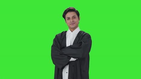 Porträt-Eines-Glücklichen-Indischen-Anwalts,-Der-Mit-Gekreuzten-Händen-Auf-Grünem-Bildschirm-Steht