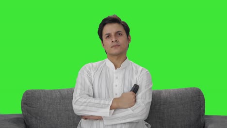 Hombre-Indio-Serio-Viendo-Televisión-Con-Pantalla-Verde
