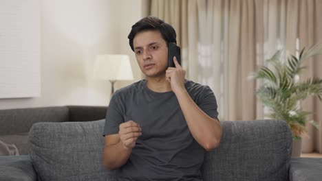 Hombre-Indio-Hablando-Por-Teléfono