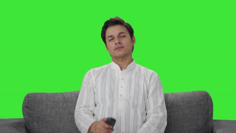 Müder-Indischer-Mann,-Der-Fernsieht,-Grüner-Bildschirm