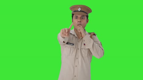 Wütender-Indischer-Polizist,-Der-Darum-Bittet,-Die-Pfeife-Nicht-Mehr-Zu-Benutzen,-Grüner-Bildschirm