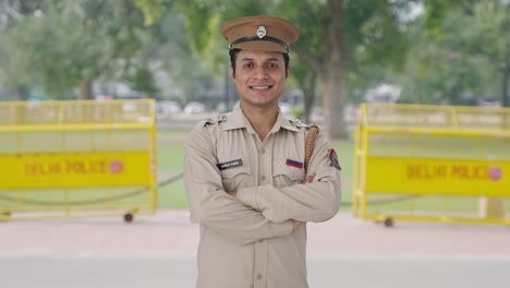 Porträt-Eines-Glücklichen-Indischen-Polizisten
