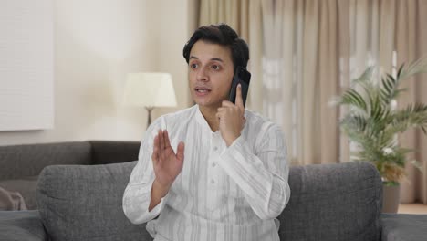 Hombre-Indio-Hablando-Por-Teléfono