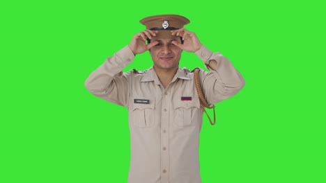 Fröhlicher-Indischer-Polizist-Mit-Hut-Und-Grünem-Bildschirm
