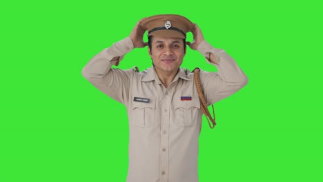 Feliz-Oficial-De-Policía-Indio-Con-Sombrero-Pantalla-Verde