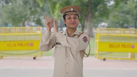 Feliz-Oficial-De-Policía-Indio-Aplaudiendo-Y-Apreciando