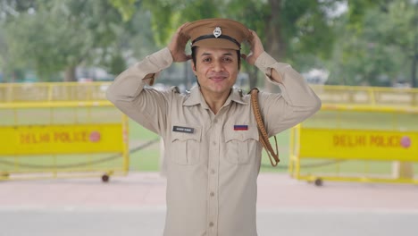 Feliz-Oficial-De-Policía-Indio-Con-Sombrero