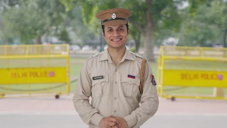 Glücklicher-Indischer-Polizist,-Der-In-Die-Kamera-Lächelt