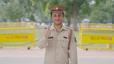Glücklicher-Indischer-Polizist,-Der-Daumen-Nach-Oben-Zeigt