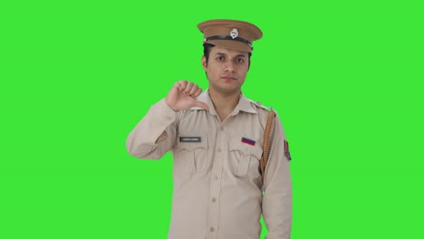 Oficial-De-Policía-Indio-Decepcionado-Mostrando-Los-Pulgares-Hacia-Abajo-En-La-Pantalla-Verde