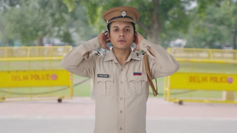 Oficial-De-Policía-Indio-Serio-Con-Sombrero