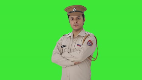 Porträt-Eines-Selbstbewussten-Indischen-Polizisten,-Der-Mit-Gekreuzten-Händen-Auf-Grünem-Bildschirm-Steht