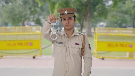 Indischer-Polizist-Posiert-Mit-Handschellen
