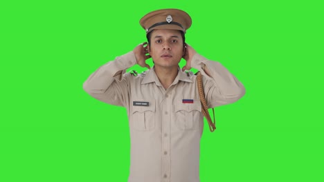 Un-Oficial-De-Policía-Indio-Serio-Con-Sombrero-Y-Pantalla-Verde