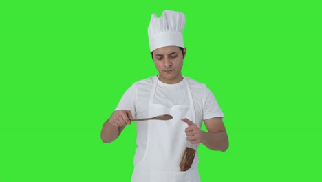 Feliz-Chef-Profesional-Indio-Probando-Buena-Comida-Pantalla-Verde