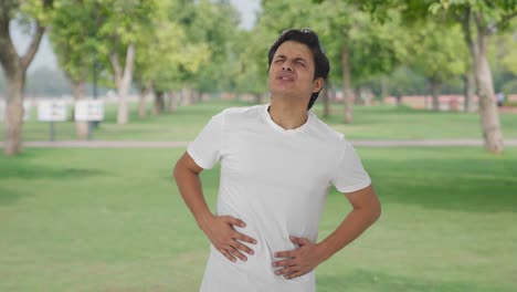 Kranker-Indischer-Mann-Mit-Magenschmerzen