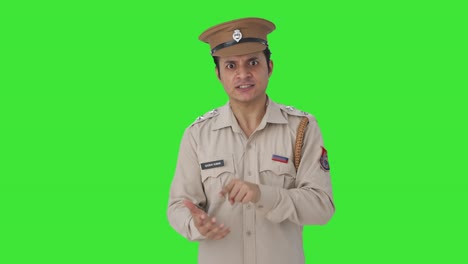 Frustrierter-Indischer-Polizist-Schreit-Auf-Einem-Grünen-Bildschirm