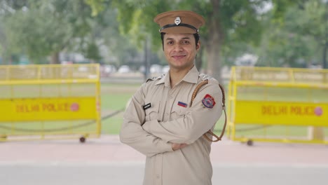 Porträt-Eines-Glücklichen-Indischen-Polizisten,-Der-Mit-Gekreuzten-Händen-Steht