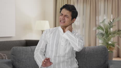 Kranker-Indischer-Mann-Mit-Nackenschmerzen