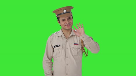 Fröhlicher-Indischer-Polizist-Sagt-Hallo,-Grüner-Bildschirm