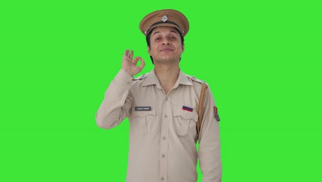 Feliz-Oficial-De-Policía-Indio-Mostrando-La-Pantalla-Verde-Del-Signo-&quot;OK&quot;