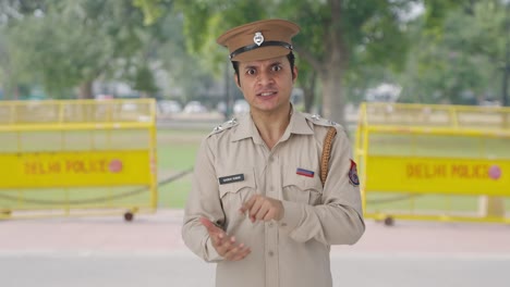 Frustrierter-Indischer-Polizist,-Der-Jemanden-Anschreit