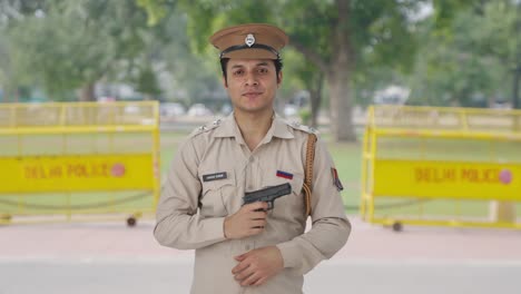 Oficial-De-Policía-Indio-Posando-Con-Arma